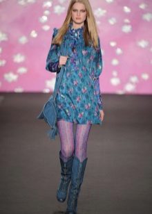 Collants roses à une robe bleue