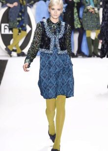 Collants verts à une robe bleue