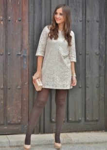 Collants gris à une robe blanche