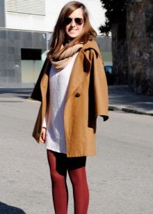Collants bordeaux à une robe blanche