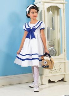 Robe d'été pour les filles dans le style marin magnifique