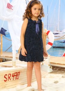 Robe d'été élégante pour une fille avec des roses