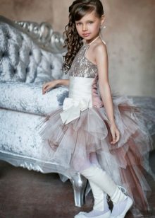 Robe courte élégante avec un train pour la fille
