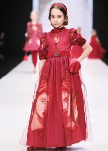 Robe élégante pour la fille longtemps fermée