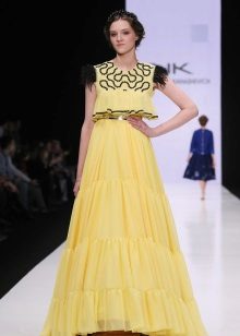 Robe élégante pour la fille longue jaune