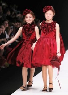 Élégante robe rouge magnifique pour la fille