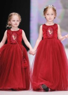 Robe rouge luxuriante élégante pour les filles