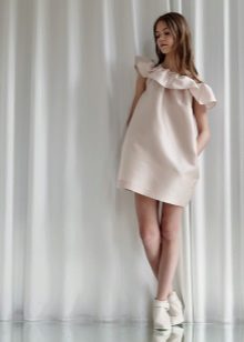 robe courte à volants pour une adolescente