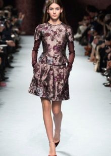 robe en brocart à motifs floraux