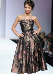 robe en brocart avec décolleté