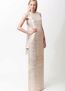 une robe du brocart blanc au sol