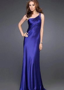robe en satin violet sur une épaule