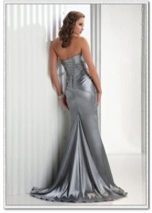 longue robe en satin d'argent