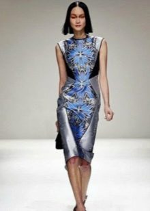 robe de satin sur le podium