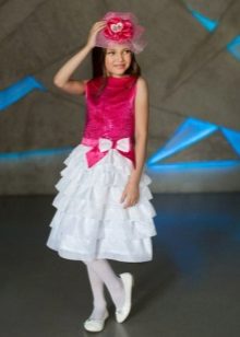 Robe rouge et blanche pour l'obtention du diplôme de la classe 4
