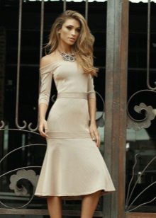 Robe et collier beige