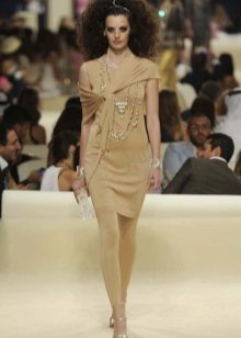 Bijoux pour une robe fourreau beige