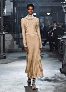 Bijoux en robe beige au sol