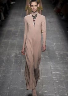 Bijoux pour robe beige fermée
