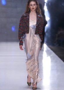 Veste à la robe beige au sol
