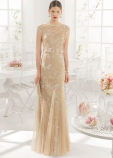 Bijoux assortis à une robe beige