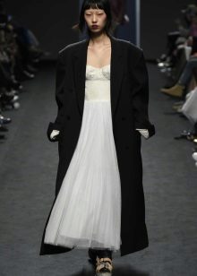 Manteau large noir à une robe longue