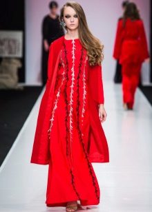 Manteau rouge à robe longue