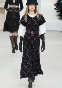 Chapeau à une robe longue