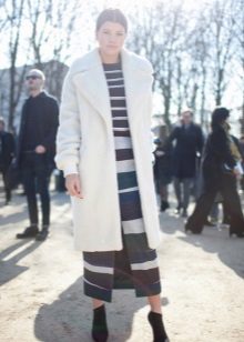 Manteau de fourrure pour une longue robe d'hiver
