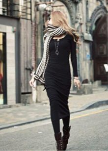 foulard et chaussures à une robe longue