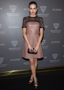 Choix de bijoux à la robe en cuir