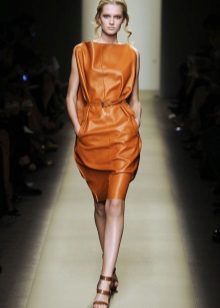 Sagdali à une robe courte en cuir