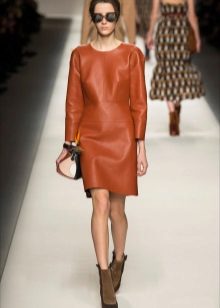 Des chaussures à une robe en cuir marron pour tous les jours