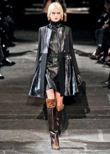 Imperméable et bottes à la robe en cuir
