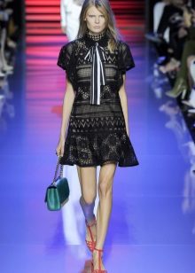 Robe en dentelle noire avec accessoires verts