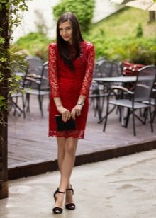 Robe en dentelle rouge avec des accessoires noirs