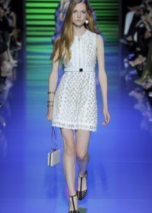 Robe en dentelle blanche avec ornements