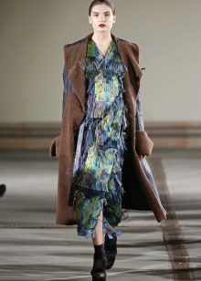 manteau sandales à la robe midi