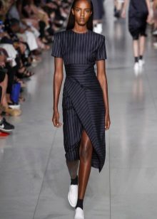 Robe midi directe avec des baskets