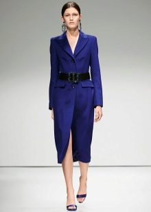 Robe mi-longue avec ceinture