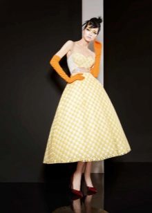 Accessoires de robe jaune dans une cage