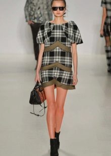 Sac pour une robe courte dans une cage