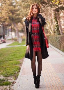 Manteau à une robe courte dans une cage