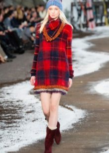 Bottes pour une robe dans une cage