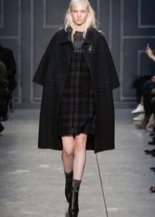 Manteau à la robe dans la cage