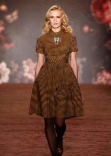 Bijoux pour une robe de chemise dans une cage