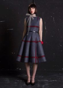 Chaussures dans une robe de cage