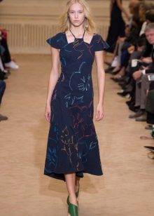 Chaussures vertes à une robe bleu foncé