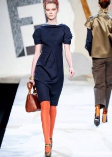 Collants orange à une robe bleue