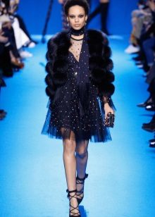 Manteau de fourrure à la robe bleue